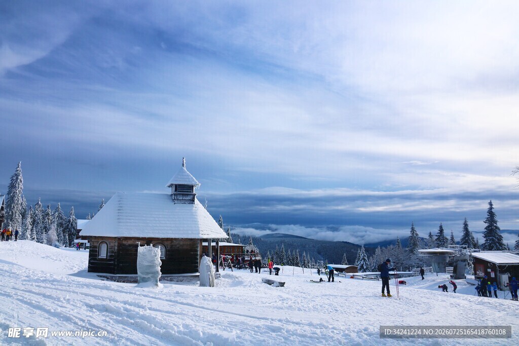 雪覆小屋的冬日山景