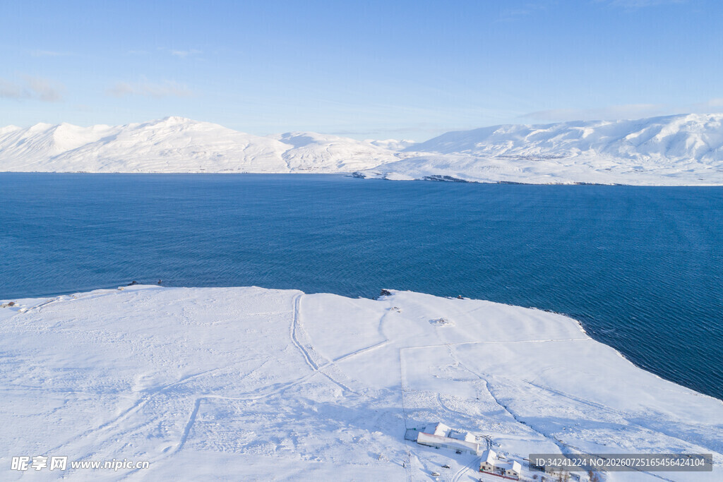 冰雪覆盖的壮丽湖山景观