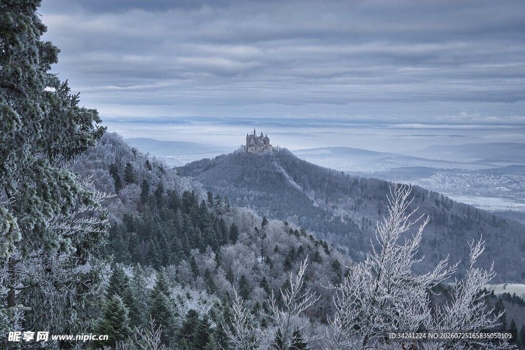 雪覆山峦美景