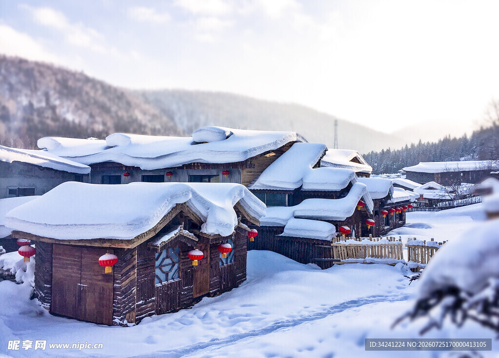雪覆小屋冬日静谧美景