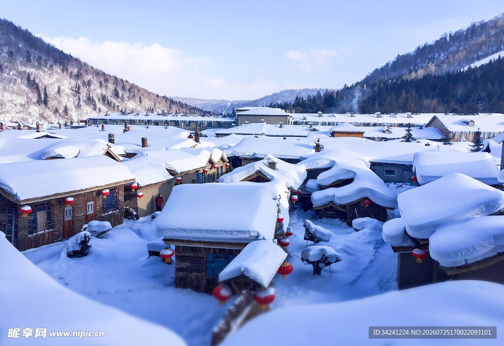 雪覆山村美景