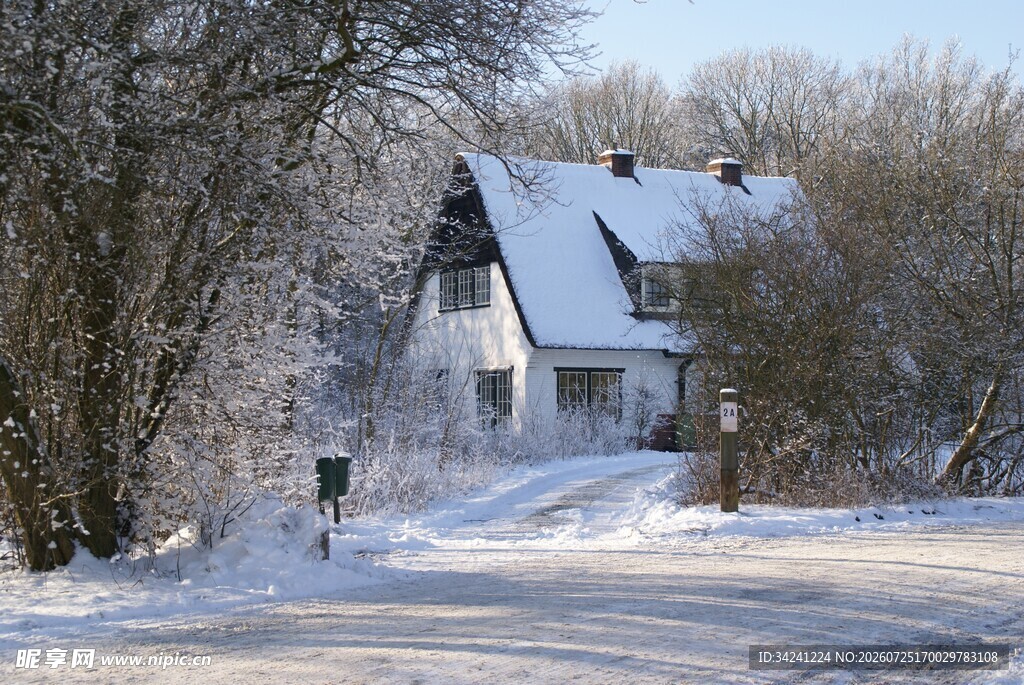 冬日雪中小屋景色