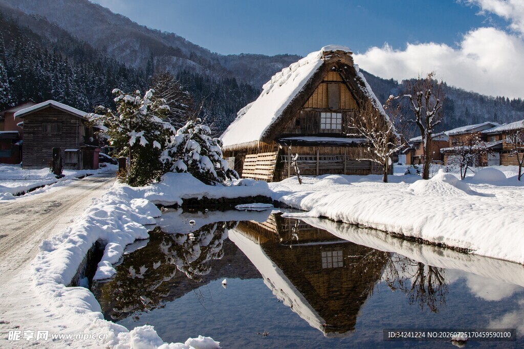 冬日日本合掌村雪景倒影