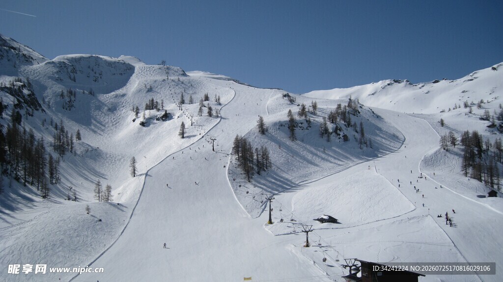 冬日雪山滑雪场景