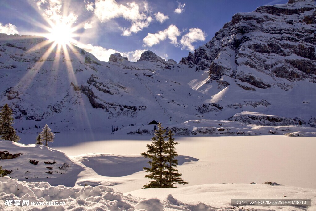 雪山阳光下的静谧景致