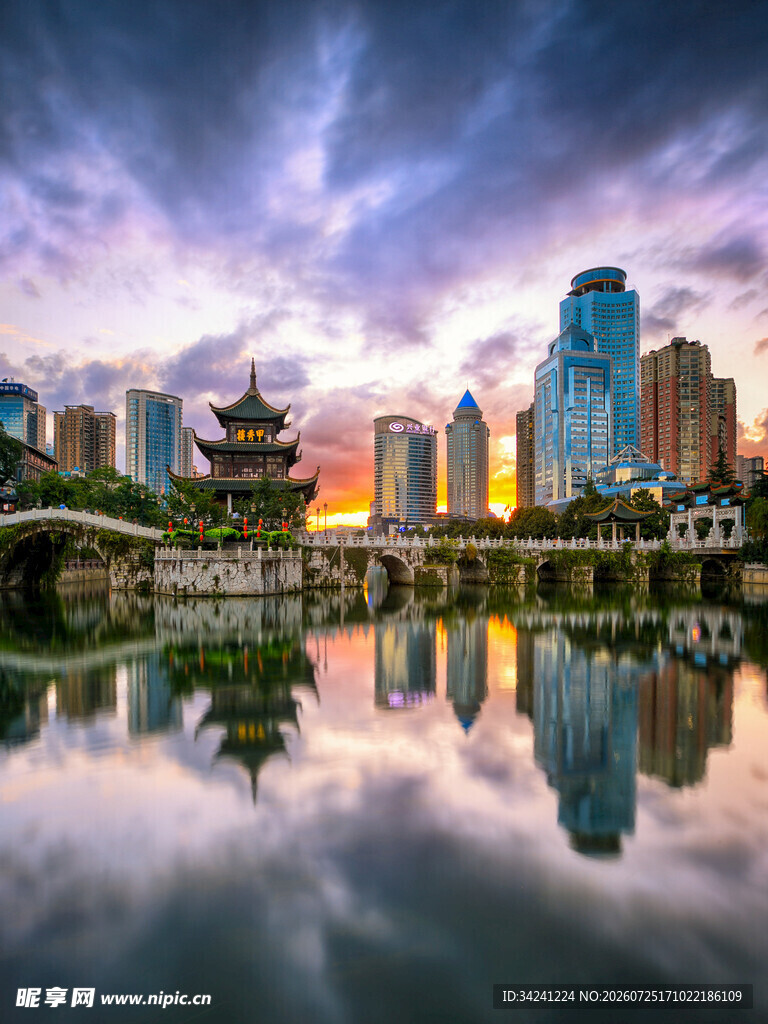 城市古塔与现代建筑的辉映