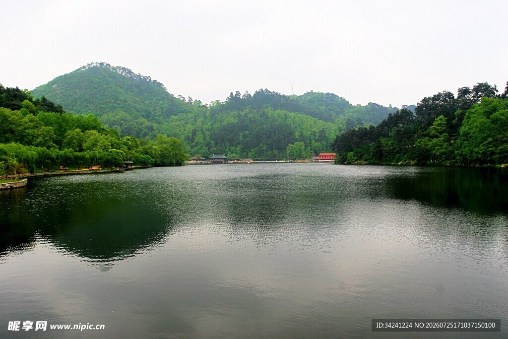 宁静山水湖景风光图