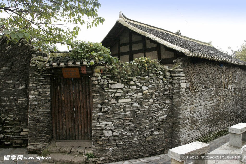 古朴石砌小屋岁月痕迹