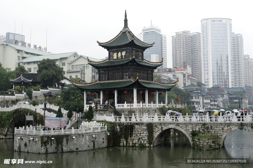 古桥楼阁映于城市河畔