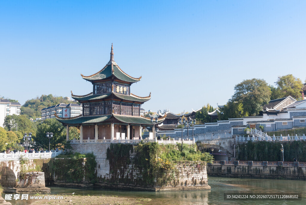 河畔古亭美景