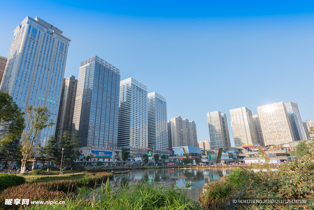 城市河畔高楼景观