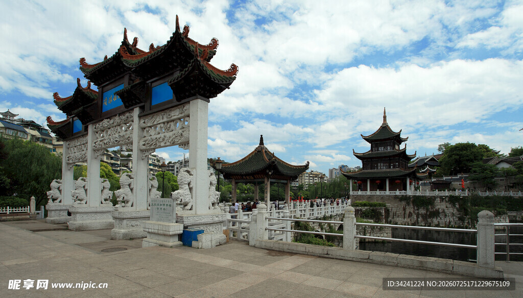 中式古典牌坊与亭阁景观