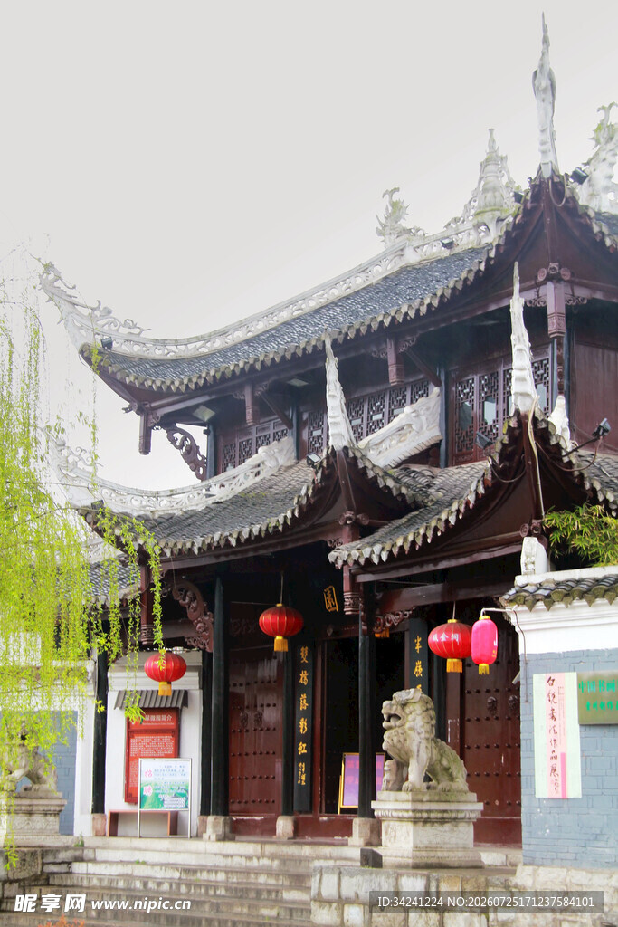 中式古建庙宇红灯笼点缀