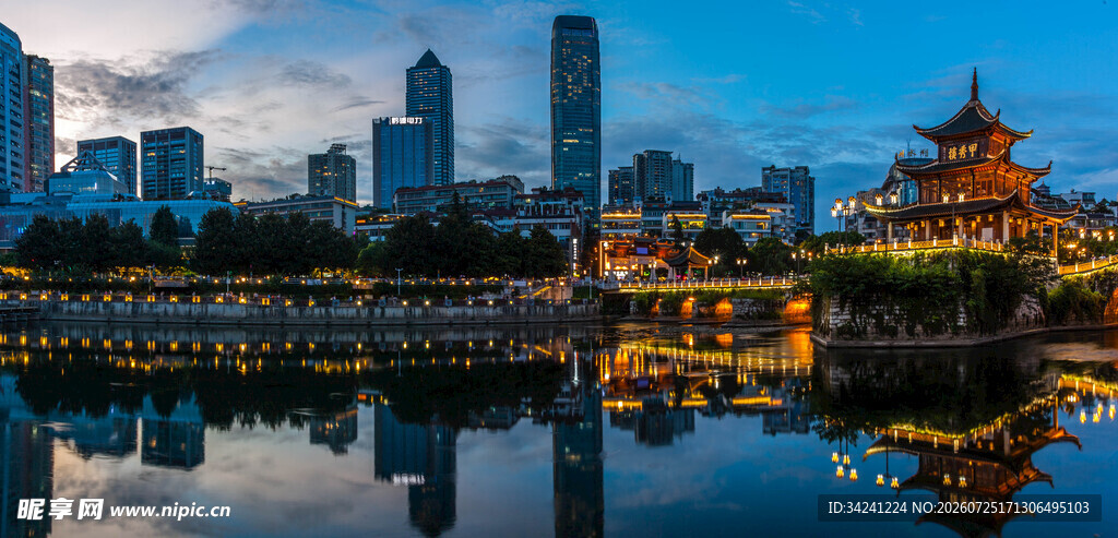 城市湖畔古建筑夜景倒影