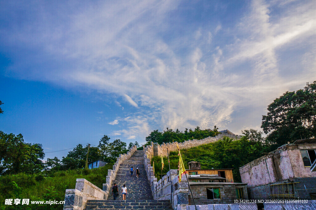 山间古建筑旁的蓝天白云