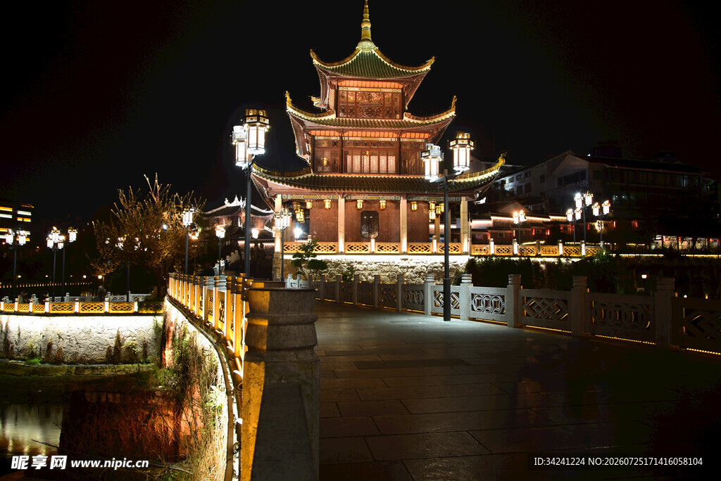 古楼夜景璀璨灯火映水乡