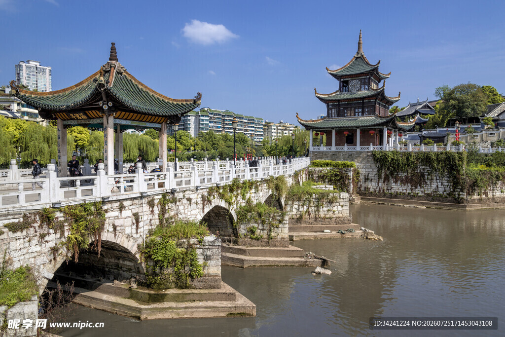 中式古桥与楼阁美景