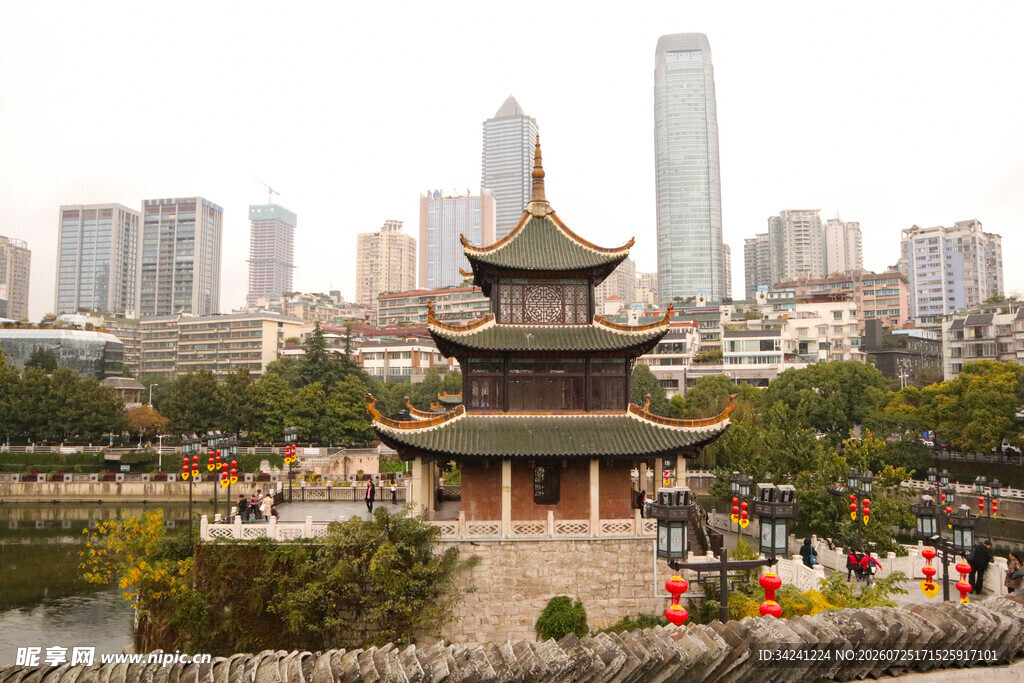 古亭映于现代都市景观中