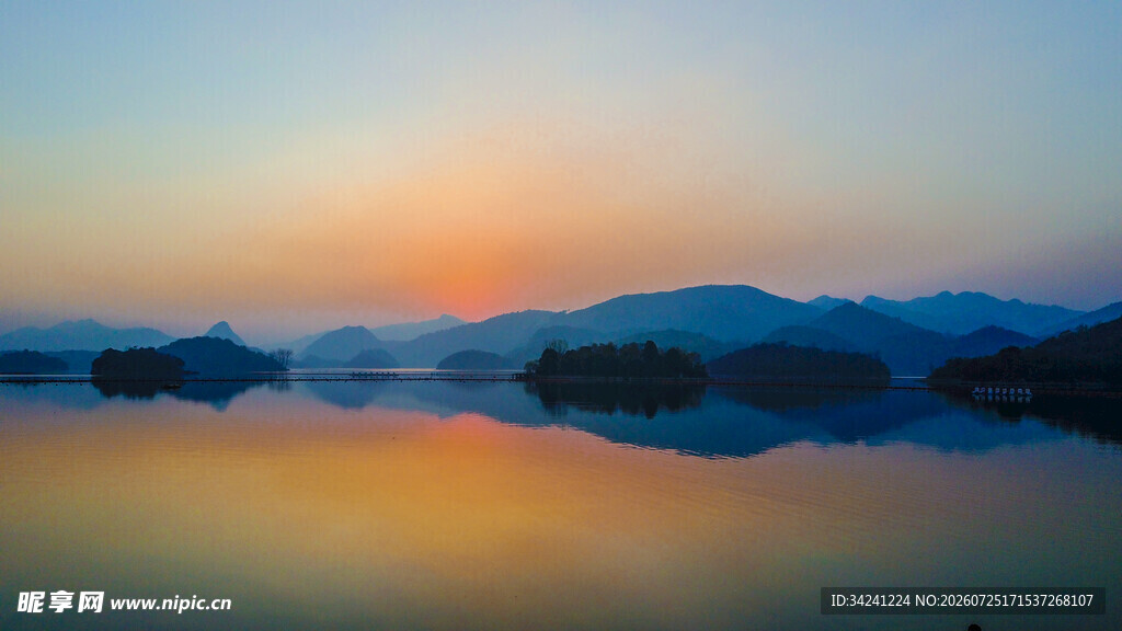 湖畔日落美景
