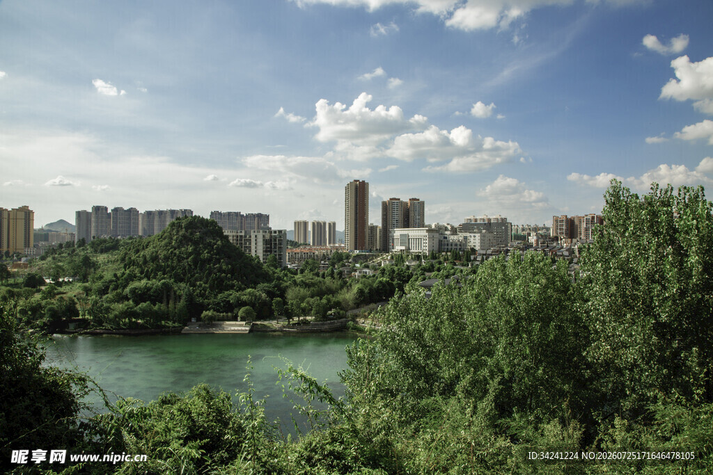 河畔城市风光