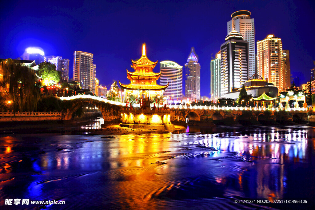 璀璨夜景中的城市河畔风光