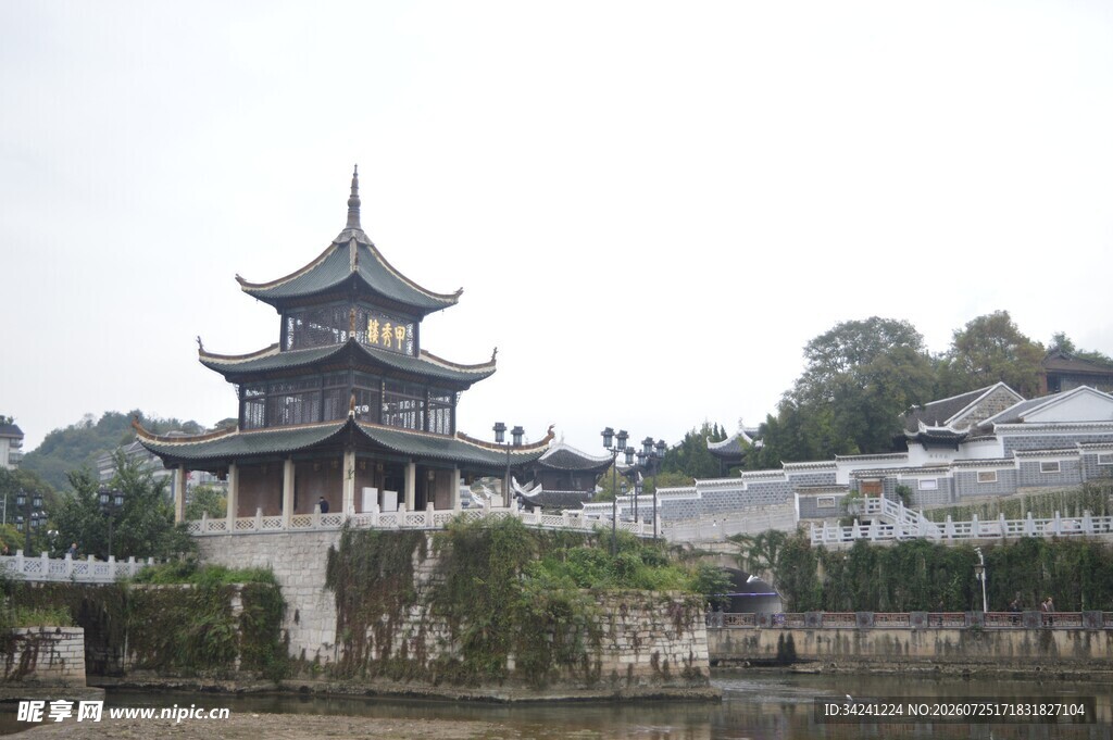 中式古建楼阁临水而立