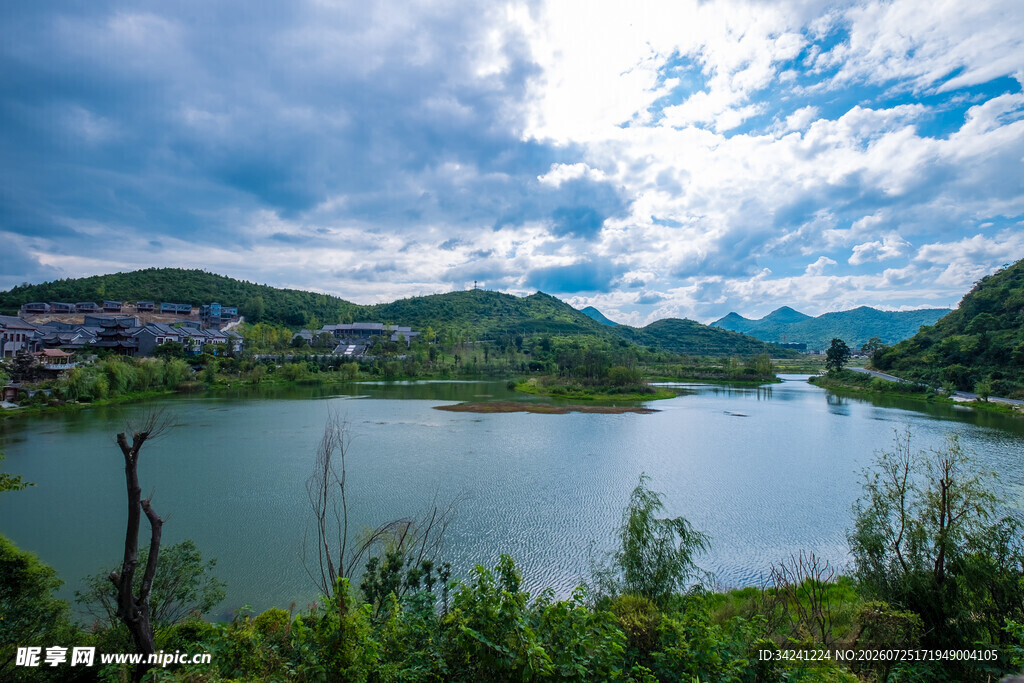 山水相依的秀丽湖景