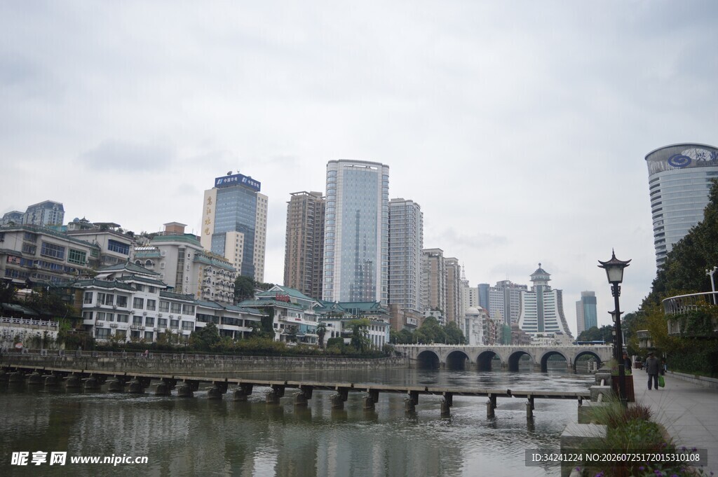 江边城市风光