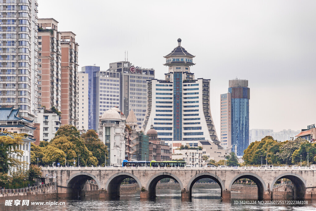 城市河畔的古典与现代建筑