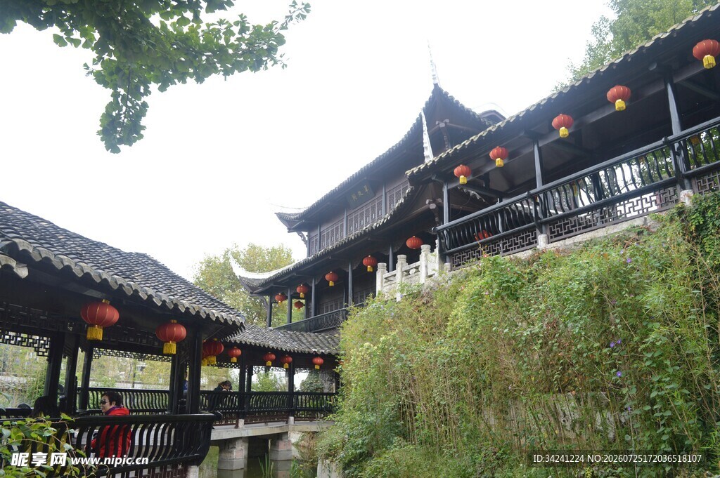古雅中式楼阁与绿植景致
