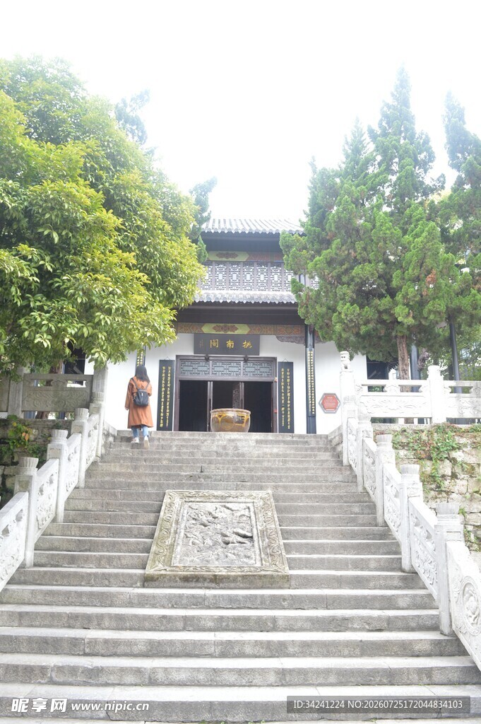 古建台阶旁绿树环绕景观
