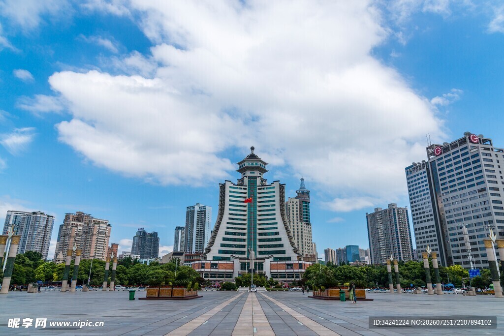 城市广场与林立高楼景观