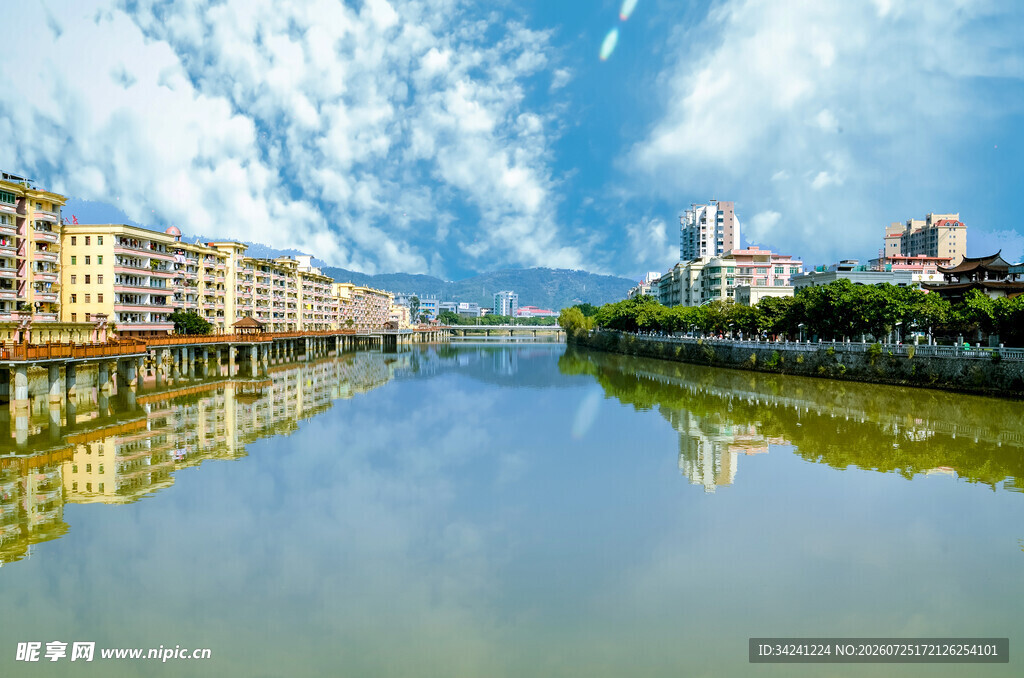 河畔城市风光宁静美好