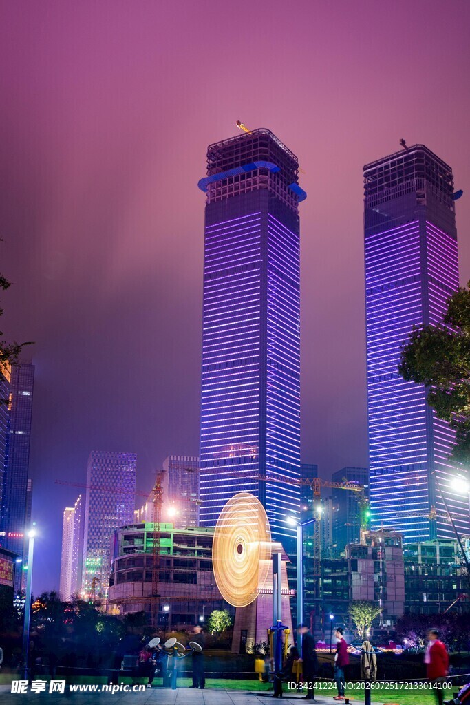 城市夜景中的双子塔风光