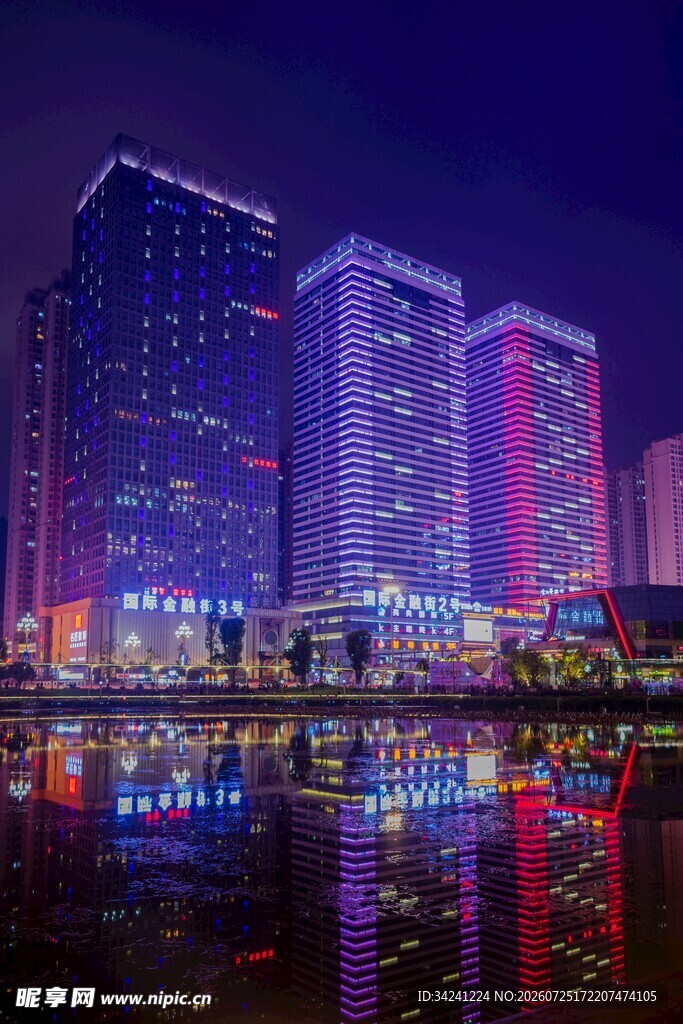 城市璀璨夜景倒映水面