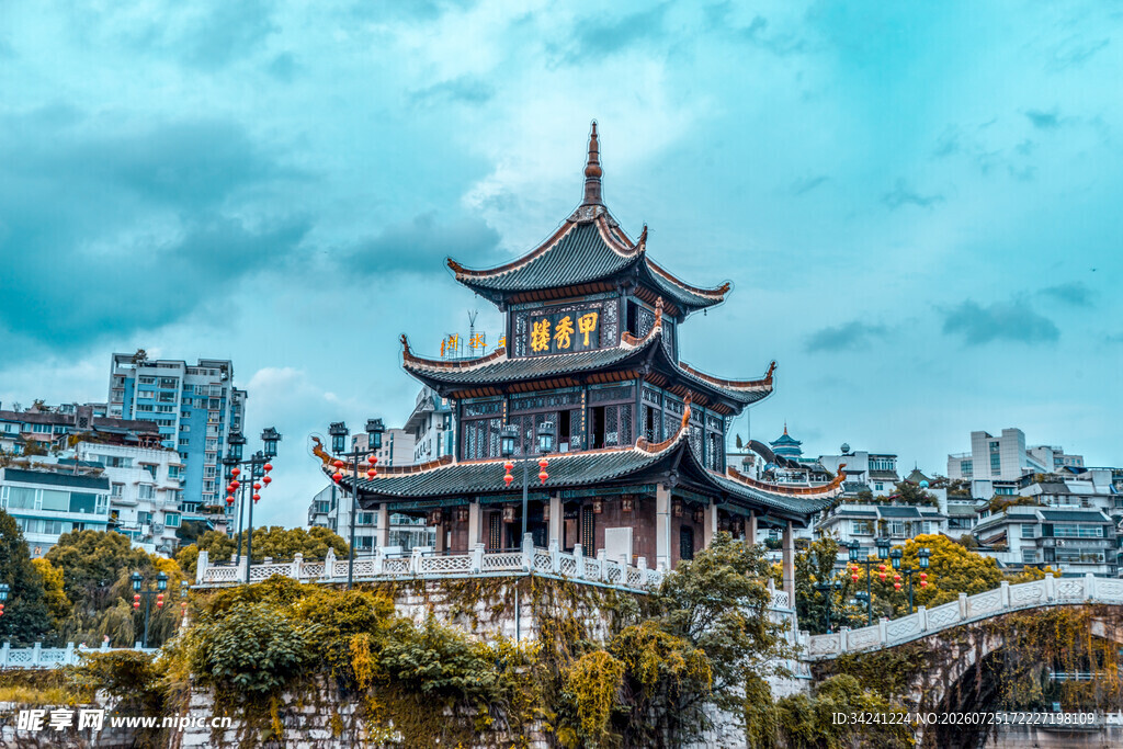 古风楼阁屹立城市间