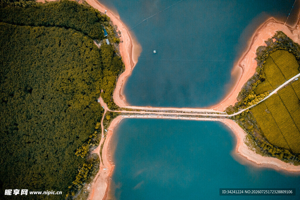空中俯瞰美丽跨水桥梁