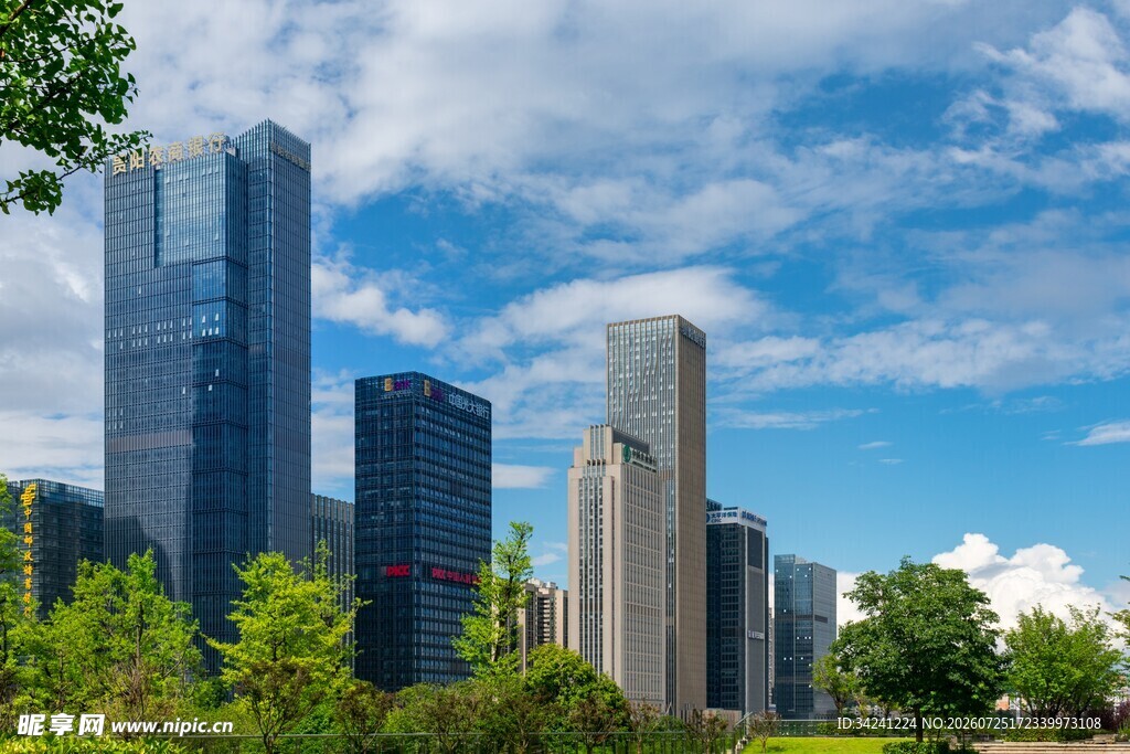 城市天际线与葱郁绿树