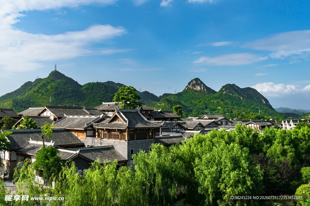 青山环抱中的古朴村落