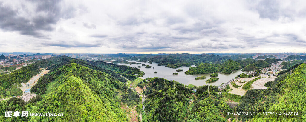 俯瞰葱郁山林与城镇景观