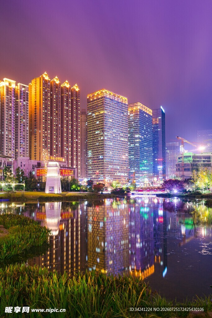 城市璀璨夜景湖畔风光