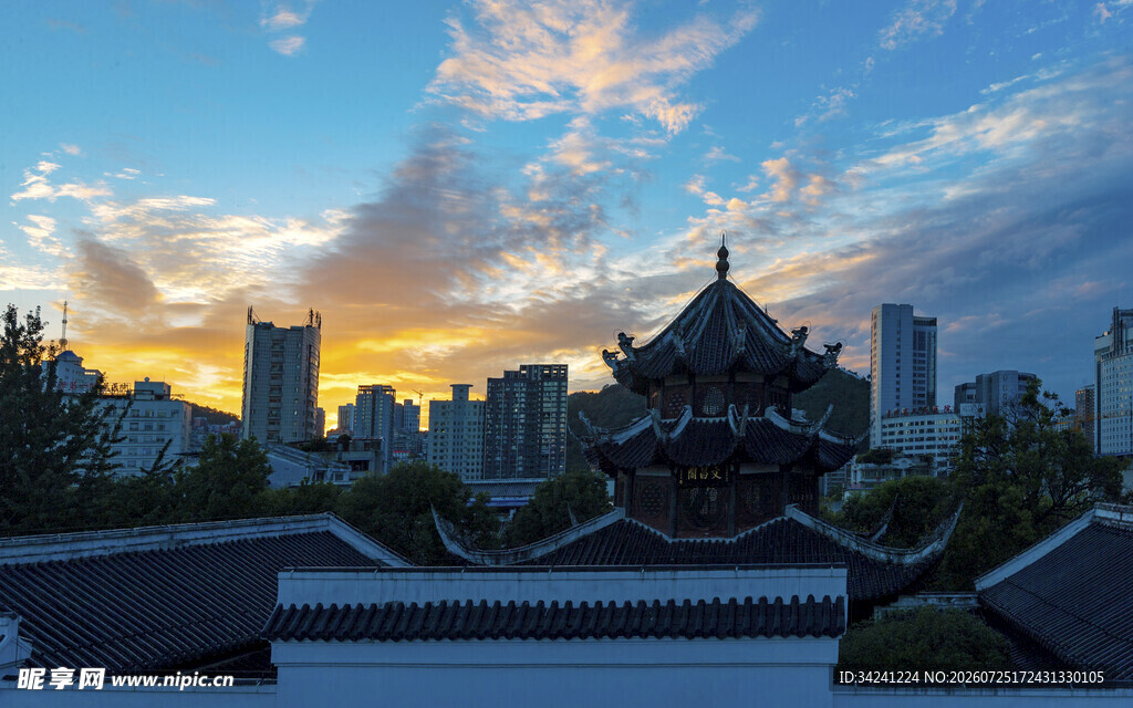 夕阳下的中式古建筑景观