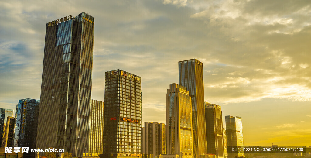 夕阳下的城市高楼景观