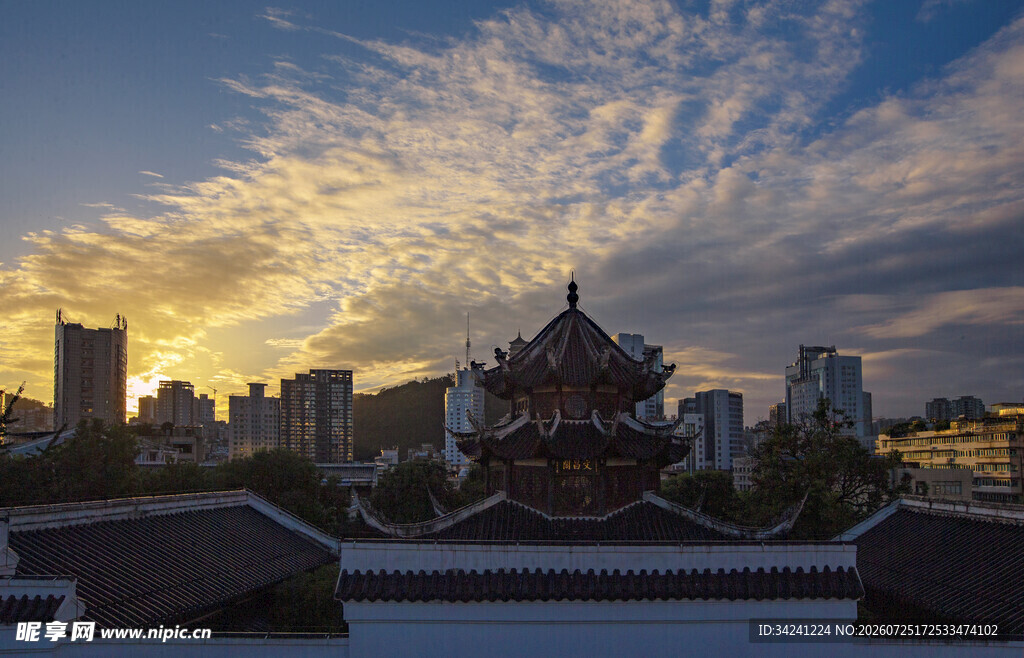 古城楼畔的绚丽黄昏