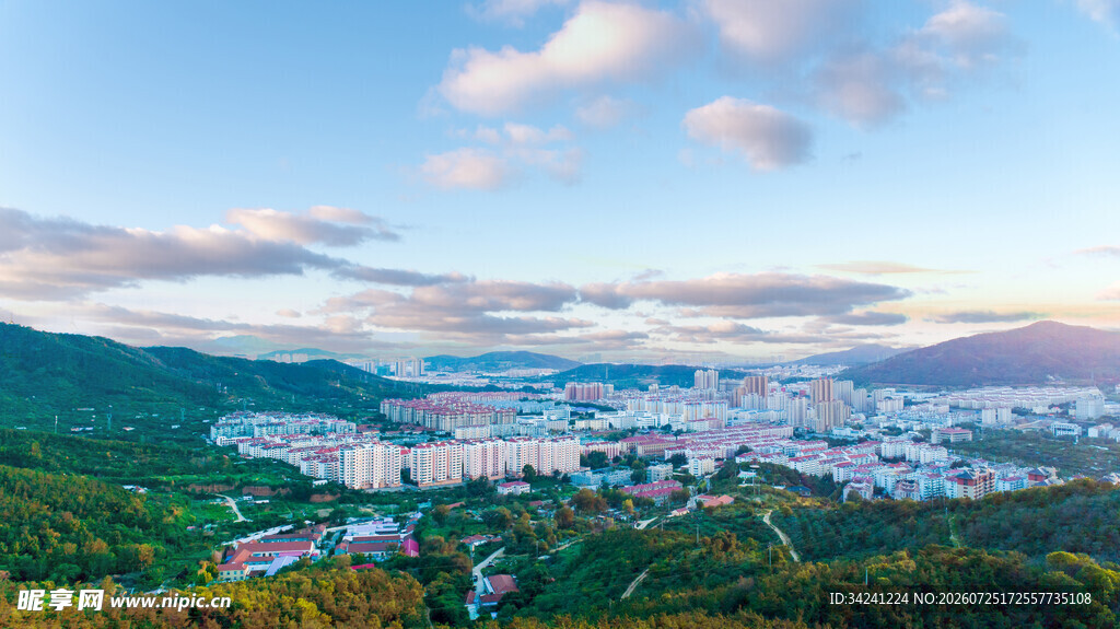 山巅俯瞰城市与自然风光