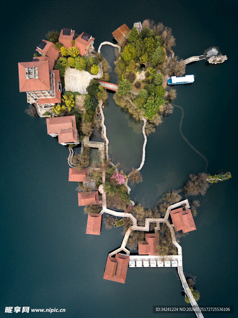 湖中小岛建筑群俯瞰图