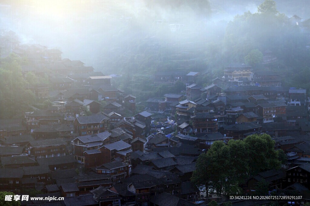 雾中村落静谧的田园景致