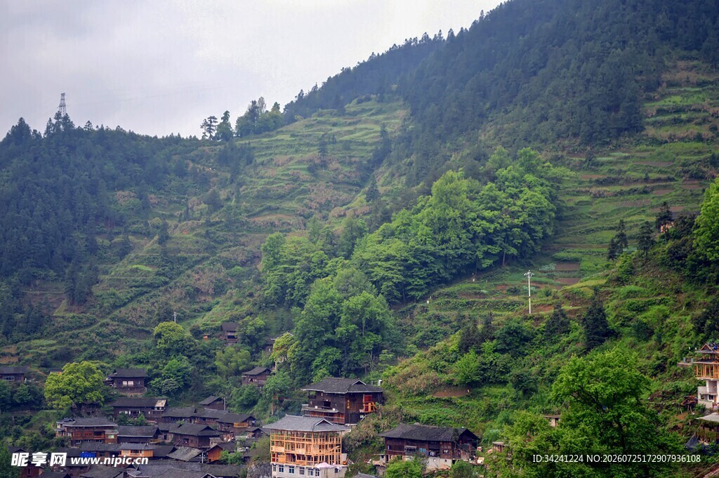 山间村落绿意环绕的美景