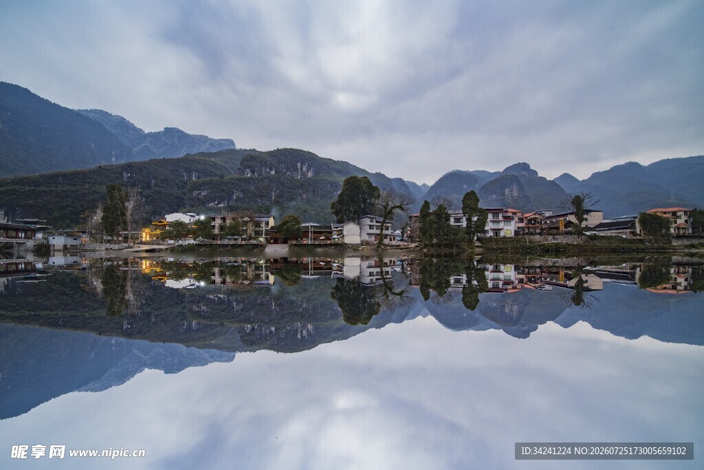 山水倒影的静谧湖景