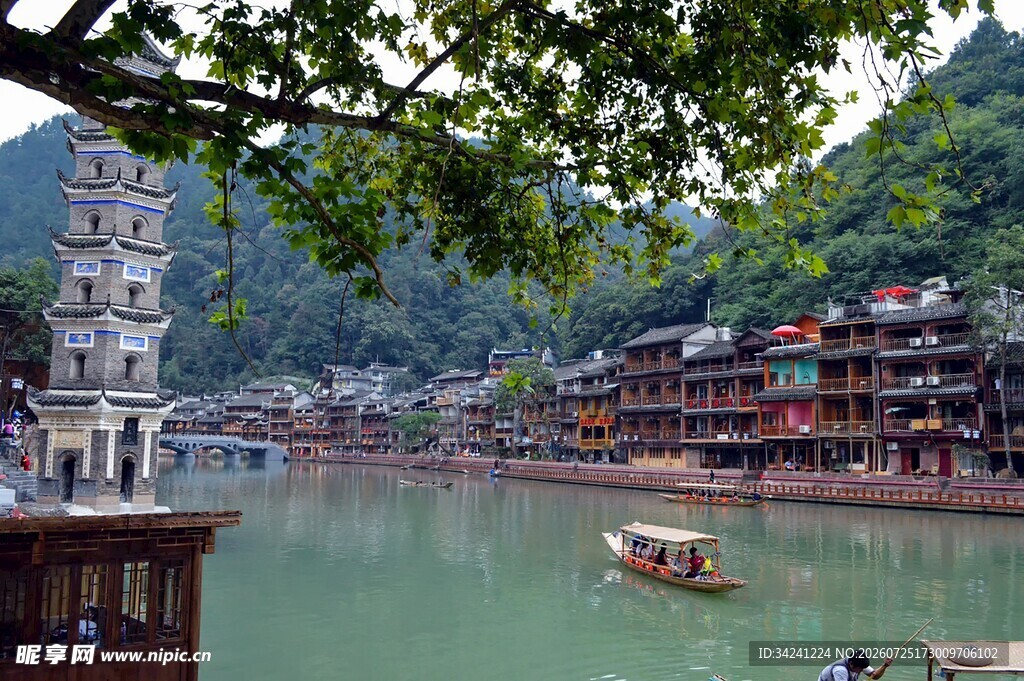 苗寨河畔美景